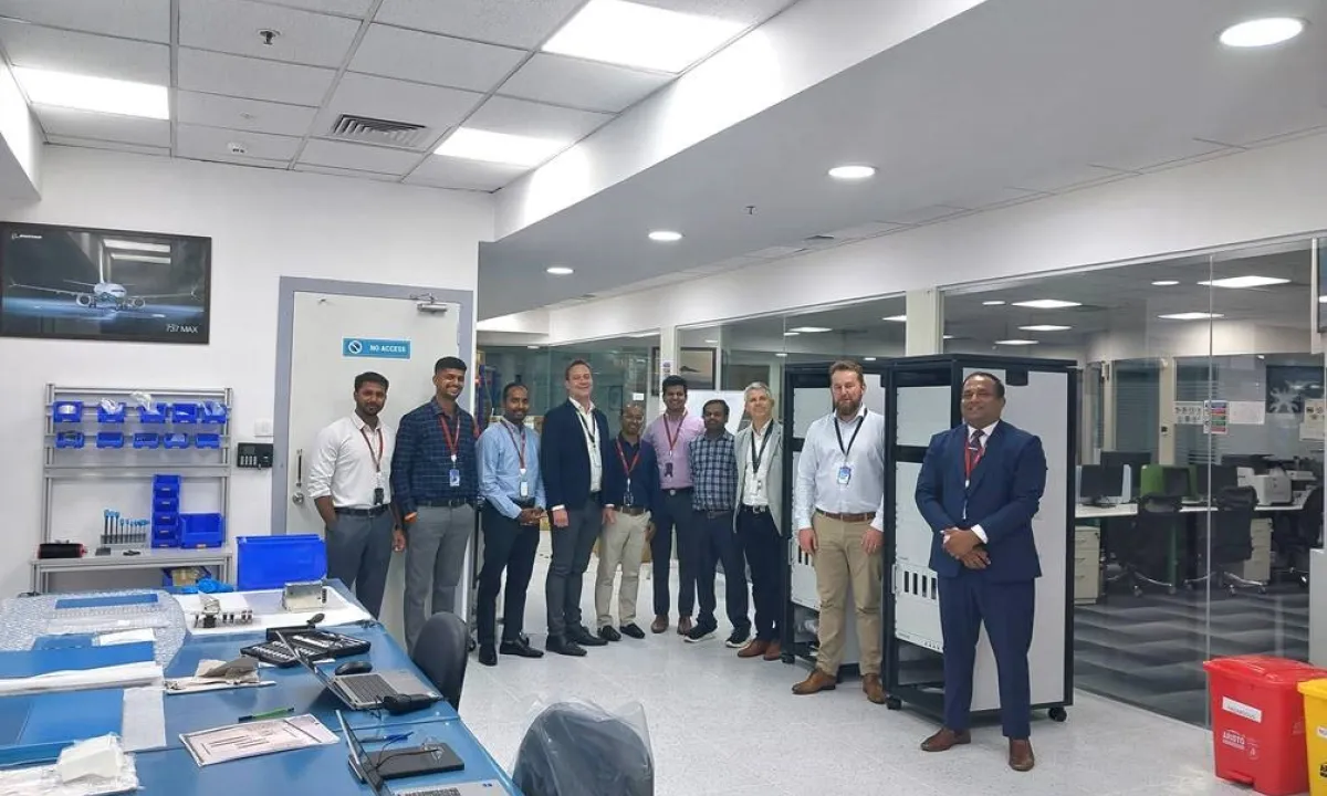 Groupe de personnes qui posent dans des locaux d'une entreprise en Inde